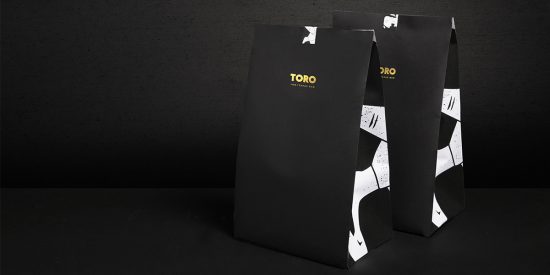 Presentación de elementos de la identidad, negro sobre negro.